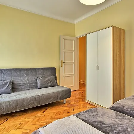 Apartment Almirante 2 Four Bedrooms Lisbon